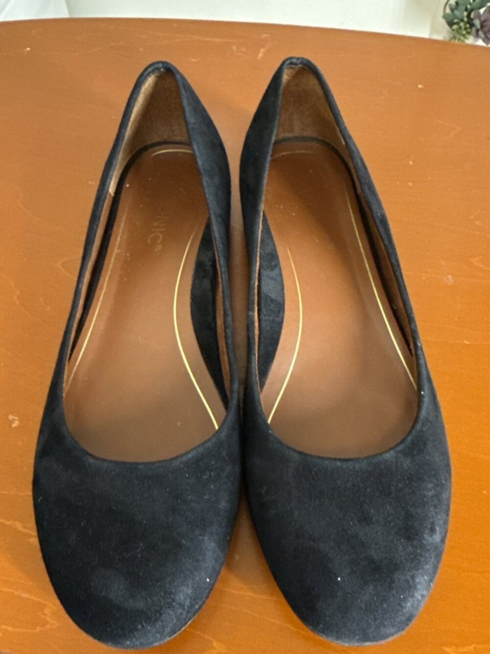 Vionic - Suede Leather Round Toe Slip on Flats Shoes - Hannah - Black Size 7